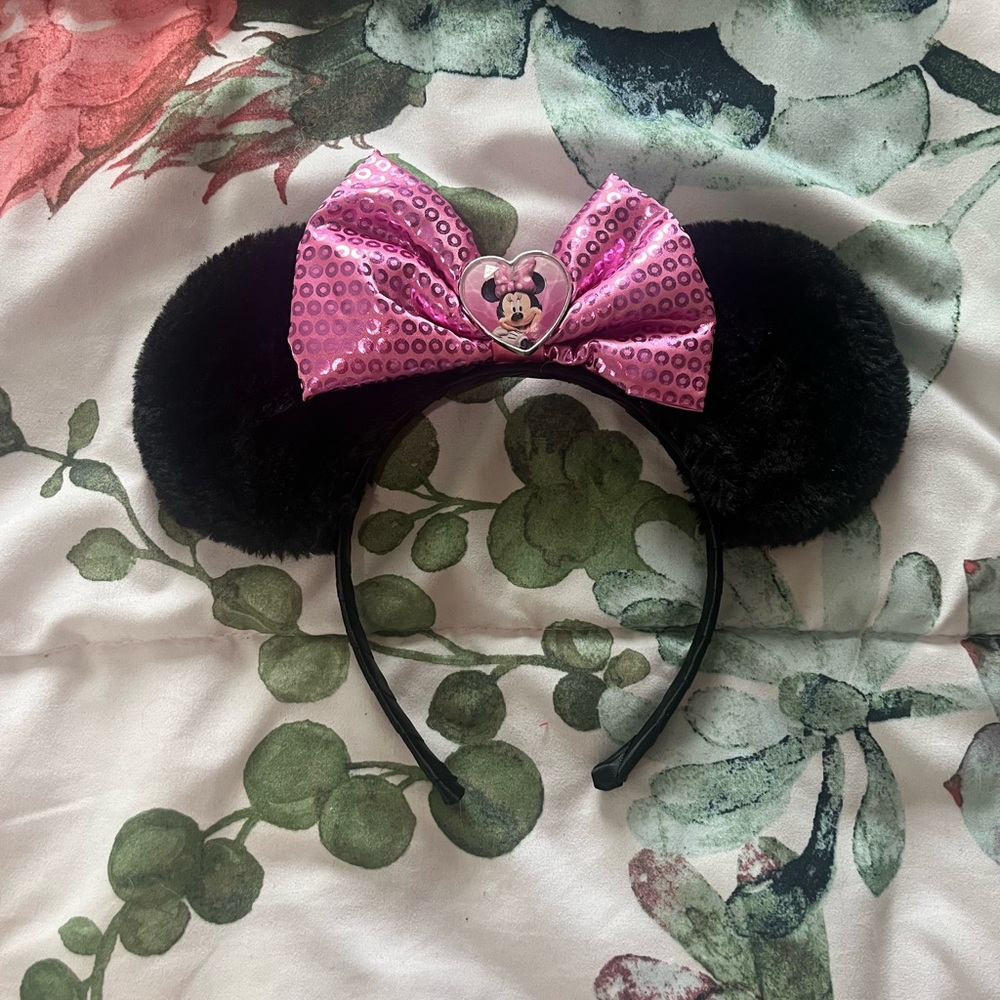 Disney Minnie Mouse Ears Pink Sequin Bow Black Faux Fur Plush Heart Charm